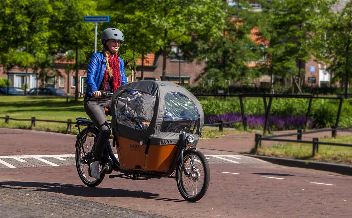 De raampjes van de regentent schoonmaken