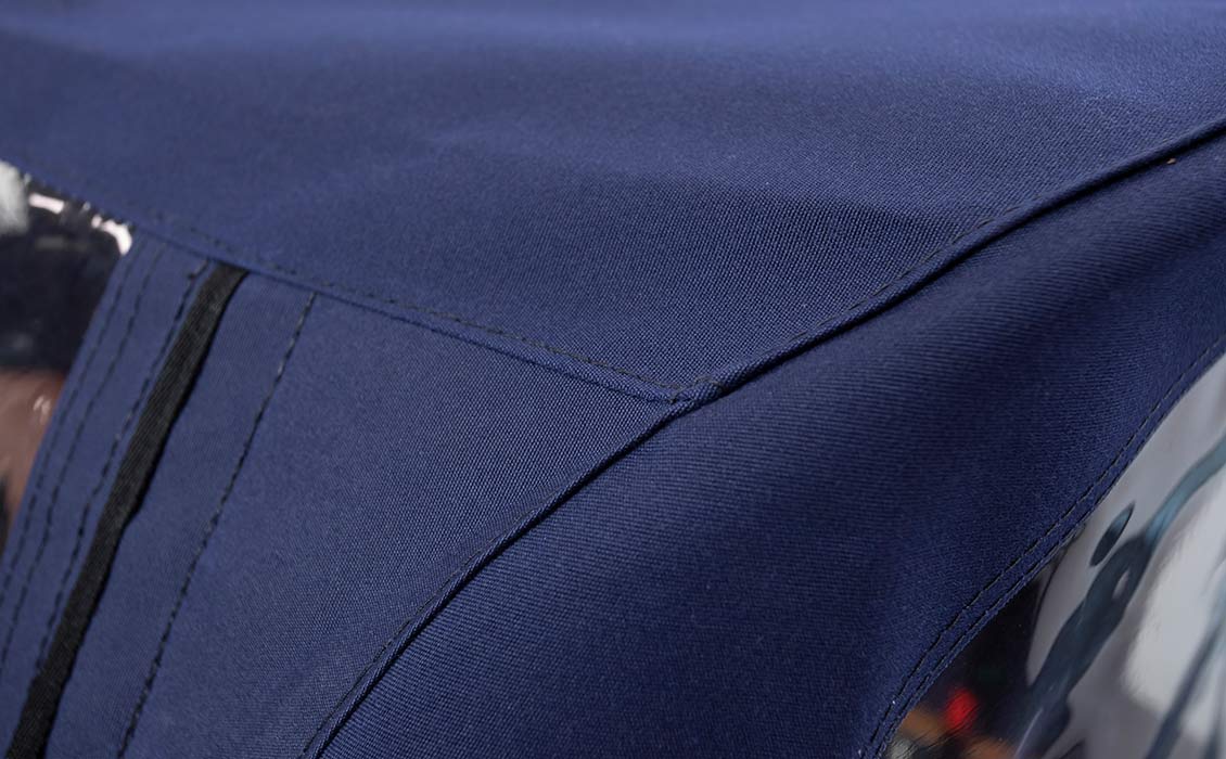 Het doek van de regentent schoonmaken