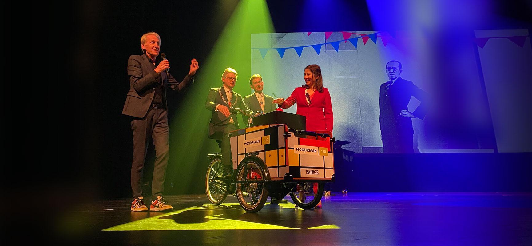 Gespot: Babboe bakfiets in Mondriaanjasje