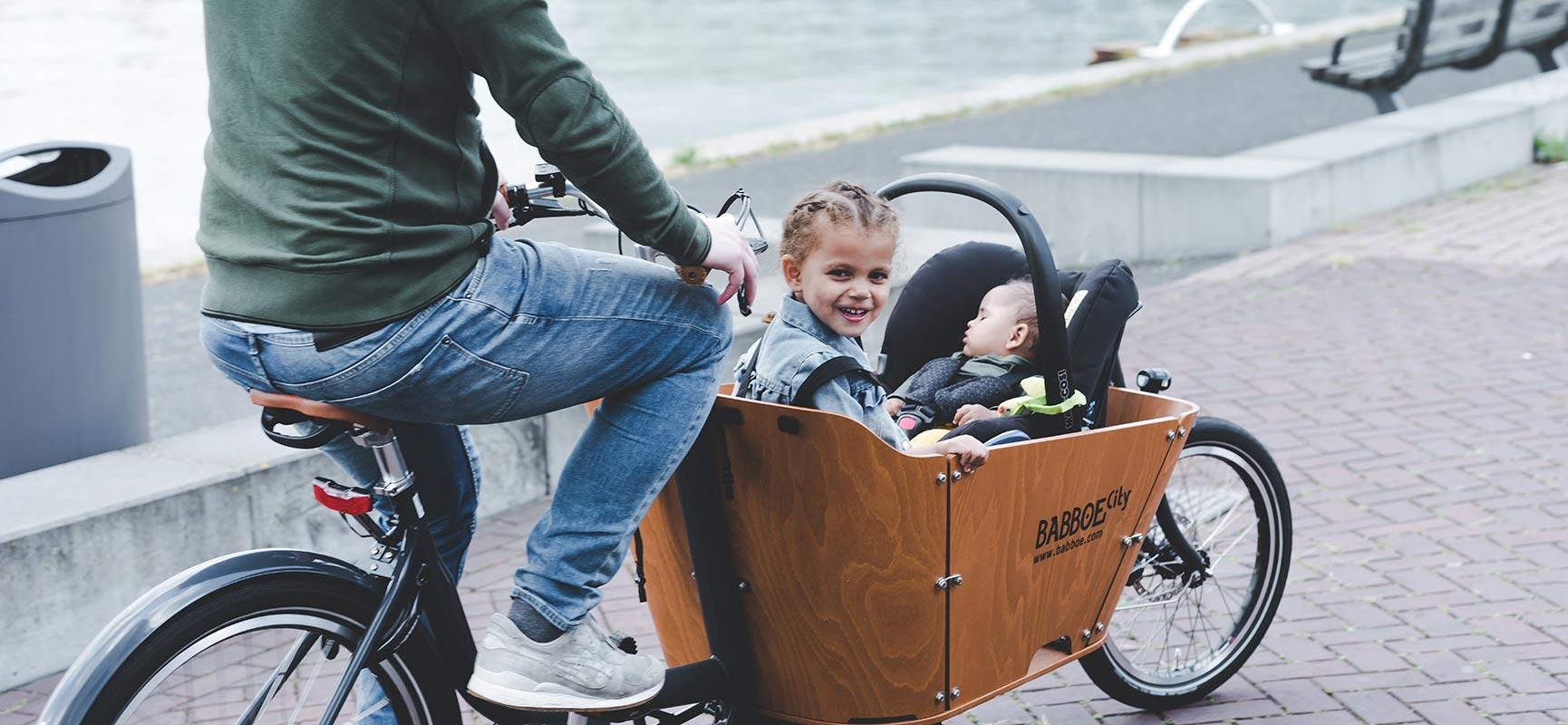 Handig! Een maxi cosi in de bakfiets meenemen | Babboe